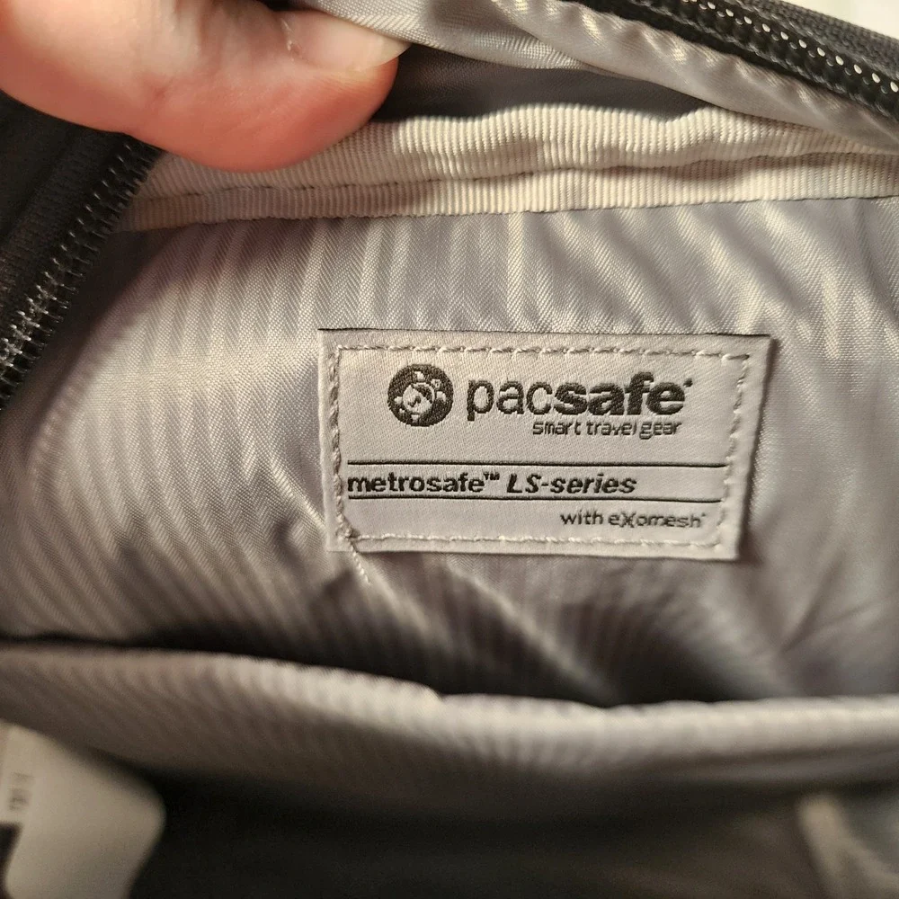 Pacsafe Metrosafe LS200 Anti-Theft Shoulder Bag Black RFID Tablet Sleeve NEW